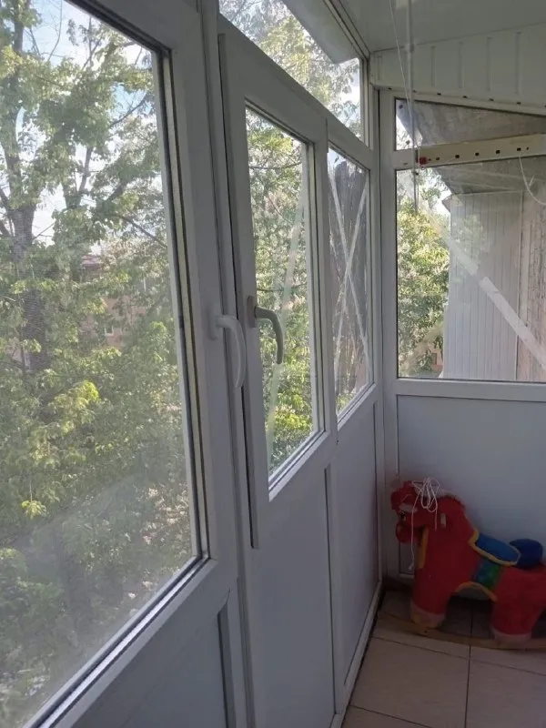 продам двухкомнатную квартиру 🌇донецк, калининский район, по ул. владычанского, д. 50.📍 ✅общая площадь: 45.4 м2 ✅жилая площадь: 29.6 м2 ✅площадь кухни: 8.3 м2 ✅этаж: 5/5 ✅состояние жилое, очень тёплая, соседи хорошие. ✅продам со встроенной мебелью и техникой, новая газовая колонк. .. r>централизованного отопления. ✅окна во двор, нет шума от дороги. 📑документы рф, два взрослых собственник, квартира без залога, долгов и обременений. 💰цена: 5 000 000 ₽ (без торга) 📲☎️+79493269316 вадим подписаться | дать объявление - фотография - 5