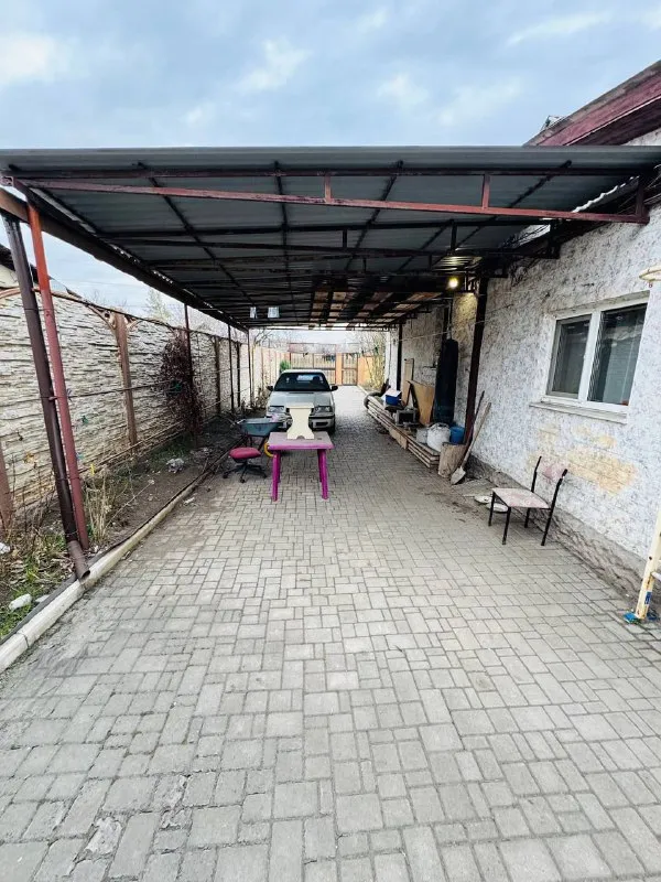 продам 3 комнатный финский дом 🌇макеевка, горняцкий район, центр📍 ✅общая площадь 74кв. м, дом из бутового камня, окна пластик. ⛽газифицирован, канализация центральная, вода круглосуточно 💦 ( накопительный бак на тонну с насосной станцией). ✅кондиционер, газовая колонка. ✅санузел совмещен - плитка, теплый пол электрический. 🅿два гаража - один со смотровой ямой, другой отапливаемый. - фотография - 1