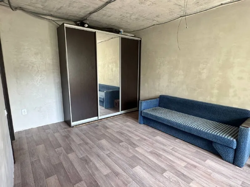 🌎макеевка, кировский р-н, микрорайон строитель (ор-р к7, район рынка) 📏s = 49,3 м2, 2 этаж, не угловая, зарегистрированных в квартире нет, документы готовы. ⚠️продажа от собственника 💡🚰заменены все коммуникации: электропроводка, водоснабжение 🛠️выведены стены под поклейку обоев, а также готов потолок и светильники под натяжной потолок 🚪установоенные новые качественные входные и межкомнатные двери 🪟установлены новые пластиковые стеклопакеты с качественной фурнитурой 🏫 рядом с домом детский сад, в пешей доступности школы 🏡в 5ти минутах от дома сквер/аллеи/детские и спортивные площадки 🚌 близкое расположение к автостанции 🪟окна на одну сторону, комнаты не проходные, большой балкон, квартира тёплая 💧вода с высоким давлением, за счет близости к насосной станции стоимость - 3 600 000 рублей, возможен разумный торг +7 990 272 95 72 дмитрий (ватсап, телеграмм) - фотография - 4