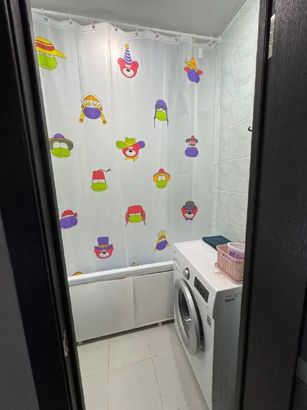 🌎макеевка, кировский р-н, микрорайон строитель (ор-р к7, район рынка) 📏s = 49,3 м2, 2 этаж, не угловая, зарегистрированных в квартире нет, документы готовы. ⚠️продажа от собственника 💡🚰заменены все коммуникации: электропроводка, водоснабжение 🛠️выведены стены под поклейку обоев, а также готов потолок и светильники под натяжной потолок 🚪установоенные новые качественные входные и межкомнатные двери 🪟установлены новые пластиковые стеклопакеты с качественной фурнитурой 🏫 рядом с домом детский сад, в пешей доступности школы 🏡в 5ти минутах от дома сквер/аллеи/детские и спортивные площадки 🚌 близкое расположение к автостанции 🪟окна на одну сторону, комнаты не проходные, большой балкон, квартира тёплая 💧вода с высоким давлением, за счет близости к насосной станции стоимость - 3 600 000 рублей, возможен разумный торг +7 990 272 95 72 дмитрий (ватсап, телеграмм) - фотография - 5