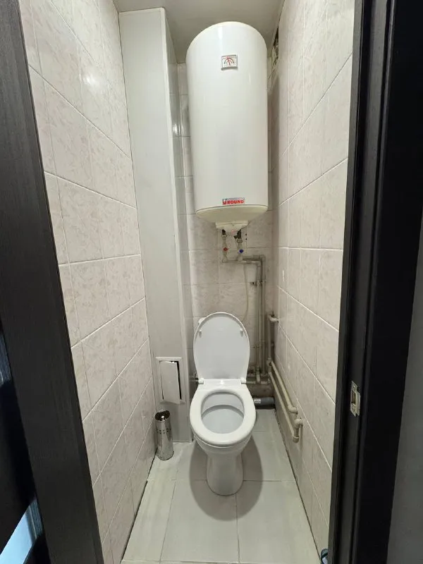 🌎макеевка, кировский р-н, микрорайон строитель (ор-р к7, район рынка) 📏s = 49,3 м2, 2 этаж, не угловая, зарегистрированных в квартире нет, документы готовы. ⚠️продажа от собственника 💡🚰заменены все коммуникации: электропроводка, водоснабжение 🛠️выведены стены под поклейку обоев, а также готов потолок и светильники под натяжной потолок 🚪установоенные новые качественные входные и межкомнатные двери 🪟установлены новые пластиковые стеклопакеты с качественной фурнитурой 🏫 рядом с домом детский сад, в пешей доступности школы 🏡в 5ти минутах от дома сквер/аллеи/детские и спортивные площадки 🚌 близкое расположение к автостанции 🪟окна на одну сторону, комнаты не проходные, большой балкон, квартира тёплая 💧вода с высоким давлением, за счет близости к насосной станции стоимость - 3 600 000 рублей, возможен разумный торг +7 990 272 95 72 дмитрий (ватсап, телеграмм) - фотография - 6