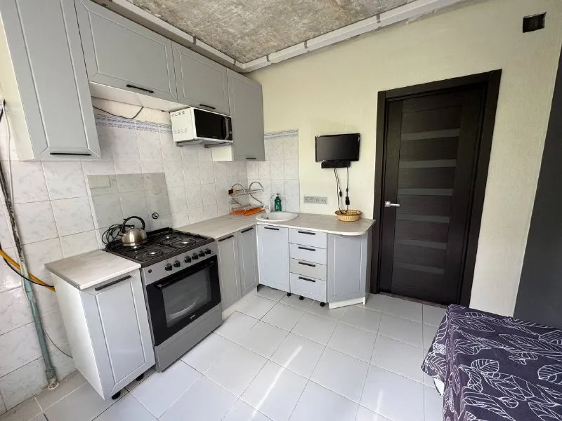 🌎макеевка, кировский р-н, микрорайон строитель (ор-р к7, район рынка) 📏s = 49,3 м2, 2 этаж, не угловая, зарегистрированных в квартире нет, документы готовы. ⚠️продажа от собственника 💡🚰заменены все коммуникации: электропроводка, водоснабжение 🛠️выведены стены под поклейку обоев, а также готов потолок и светильники под натяжной потолок 🚪установоенные новые качественные входные и межкомнатные двери 🪟установлены новые пластиковые стеклопакеты с качественной фурнитурой 🏫 рядом с домом детский сад, в пешей доступности школы 🏡в 5ти минутах от дома сквер/аллеи/детские и спортивные площадки 🚌 близкое расположение к автостанции 🪟окна на одну сторону, комнаты не проходные, большой балкон, квартира тёплая 💧вода с высоким давлением, за счет близости к насосной станции стоимость - 3 600 000 рублей, возможен разумный торг +7 990 272 95 72 дмитрий (ватсап, телеграмм) - фотография - 7