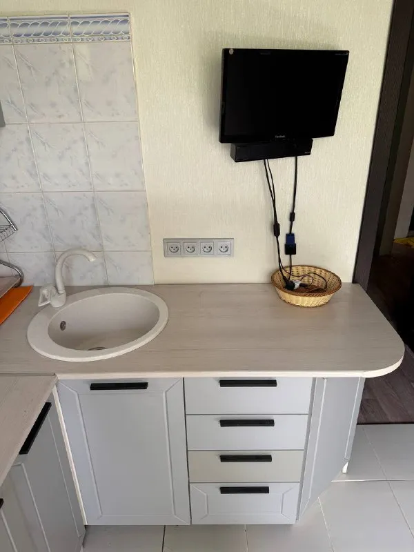 🌎макеевка, кировский р-н, микрорайон строитель (ор-р к7, район рынка) 📏s = 49,3 м2, 2 этаж, не угловая, зарегистрированных в квартире нет, документы готовы. ⚠️продажа от собственника 💡🚰заменены все коммуникации: электропроводка, водоснабжение 🛠️выведены стены под поклейку обоев, а также готов потолок и светильники под натяжной потолок 🚪установоенные новые качественные входные и межкомнатные двери 🪟установлены новые пластиковые стеклопакеты с качественной фурнитурой 🏫 рядом с домом детский сад, в пешей доступности школы 🏡в 5ти минутах от дома сквер/аллеи/детские и спортивные площадки 🚌 близкое расположение к автостанции 🪟окна на одну сторону, комнаты не проходные, большой балкон, квартира тёплая 💧вода с высоким давлением, за счет близости к насосной станции стоимость - 3 600 000 рублей, возможен разумный торг +7 990 272 95 72 дмитрий (ватсап, телеграмм) - фотография - 8