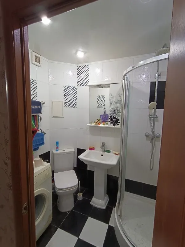 ‼️продажа квартиры‼️ 🏡продажа трёхкомнатной квартиры🗺г. донецк днр киевский район, ул. политбойцов, исполком ✅этажность –1/9 жилого дома ✅общая площадь–65 м2 ✅кухня–10 м2 🏡дом кооперативный ✅выполнен капитальный ремонт, замена всех коммуникаций, пластиковые окна, бронированная дверь ✅имеется погреб, сухой и просторный ✅при продаже остаётся вся мебель и техника, состояние отличное ✅чистый двор, ухоженная придомовая территория 🧾документы готовы, прописанных нет 🔥собственник 💴цена: 5🍋975000 рублей торг‼️ ☎️+7(949) 465-90-78 недвижимость днр - фотография - 6