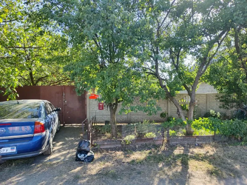 ‼️продажа дома‼️ 🏡продажа дома🗺г. харцызск днр ул. серова 🏡продам дом комнаты, гардеробная, большой коридор, большая кухня, ванная, кладовая, котельная ✅земля не приватизирована на участке гараж, сарай из шлакоблока, колодец с тех. водой 💦сливная яма ✅окна пластиковые, газовое отопление двухконтурный итальянский котел baxi, пластиковые трубы, алюминиевые батареи ✅установлены межкомнатные двери ✅внутри под ремонт, состояние дома жилое 150 метров до ставка с рыбой 🔥собственник, не агенство 💴цена: 3🍋000.000 рублей ☎️+7(949) 356-89-97 📨подписаться - фотография - 1