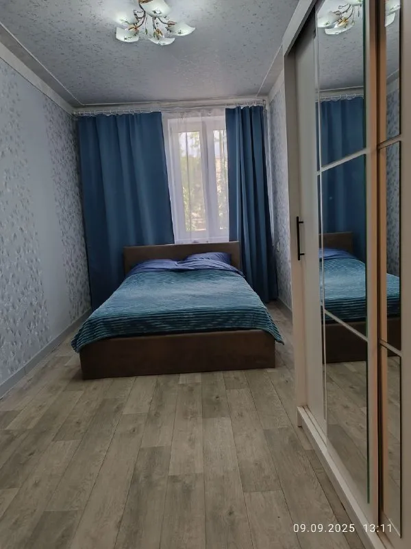 сдам двухкомнатную квартиру посуточно. киевский район, ул. щорса ориентир донецк сити, травматология. квартира после ремонта в квартире есть всё необходимое для проживания:стиральная машина, холодильник, газ плита, чайник, микроволновка, посуда, фен, сушилка, гладильная доска, утюг, полотенце. вода круглосуточно, бочка 400л. есть интернет, вай фай по квартире. .. в квартире запрещено курить не сдаётся для шумных компаний. цена 5000руб +залог 100% который возвращается при выезде, и при себе иметь паспорт. фото соответствуют действительности. заезд и выезд обговаривается по телефону. обращайтесь по телефону +79494081904-людмила - фотография - 2