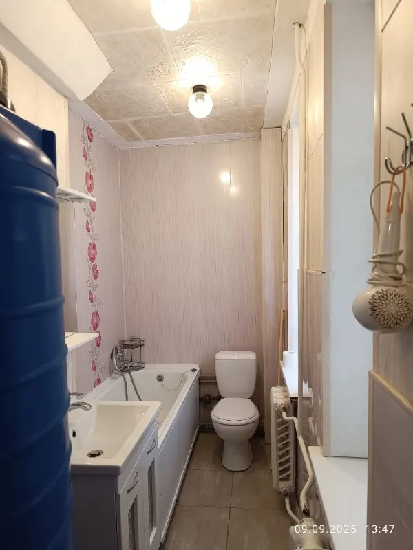 сдам двухкомнатную квартиру посуточно. киевский район, ул. щорса ориентир донецк сити, травматология. квартира после ремонта в квартире есть всё необходимое для проживания:стиральная машина, холодильник, газ плита, чайник, микроволновка, посуда, фен, сушилка, гладильная доска, утюг, полотенце. вода круглосуточно, бочка 400л. есть интернет, вай фай по квартире. .. в квартире запрещено курить не сдаётся для шумных компаний. цена 5000руб +залог 100% который возвращается при выезде, и при себе иметь паспорт. фото соответствуют действительности. заезд и выезд обговаривается по телефону. обращайтесь по телефону +79494081904-людмила - фотография - 6