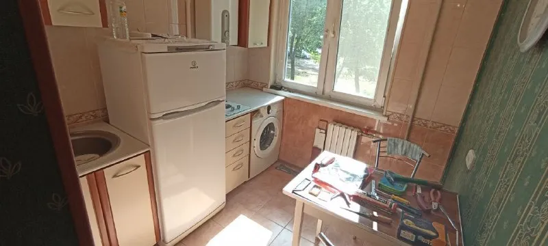 сдам двухкомнатную квартиру 🌇город донецк, калининский район (рынок)📍 ✅2 этаж, комнаты раздельные, хорошее состояние ✅всё необходимое есть: мебель и бытовая техника. 💰цена: 25000 ₽+ к/у, залоговая сумма обязательно! ☝️квартира сдаётся порядочным людям, без животных, не военным! 📲☎️ +79493161602 (+telegram) елена цн мир подписаться | дать объявление - фотография - 3