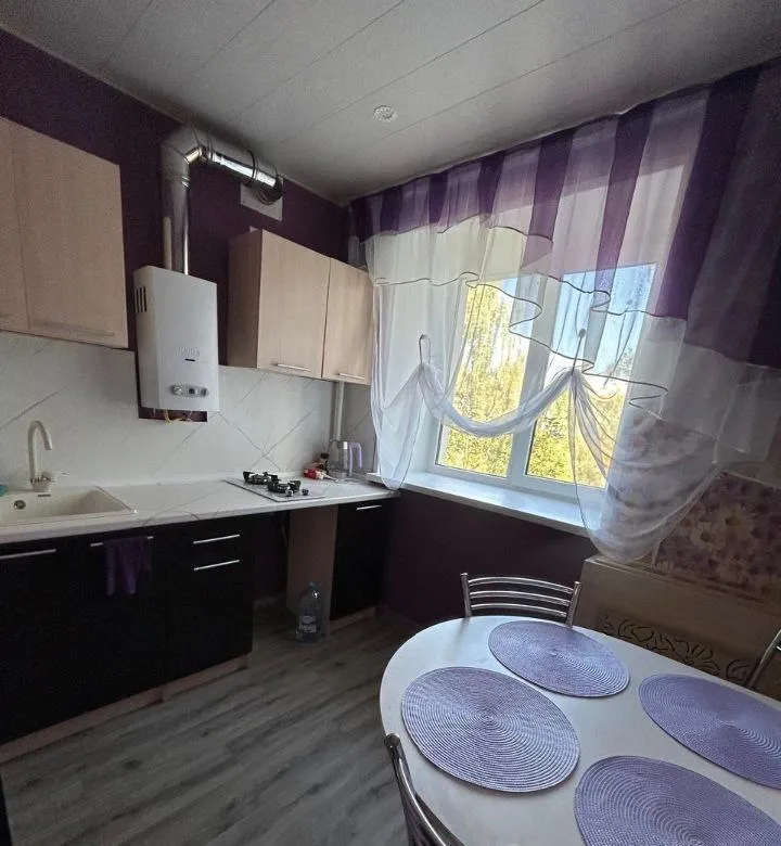 сдам однокомнатную квартиру 🌇донецк, пролетарский район, ул. прожекторная 5а. 📍 ✅квартира сдается в первые, со свежим ремонтом для комфортного проживания. ✅порядочным, платежеспособным людям, желательно семье. 👍рядом магазины, молоко, не далеко автостанция щетинина, рынок, школы и детские сады, магазин прям возле подъезда. ✅удобная транспортная развязка. 💰цена: 25 000 ₽ + залог (12 000р. ) + к/у. более подробно по телефона: 📲☎️+7(949)440-84-70 агентство 📲☎️+7(949)533-79-91 тг подписаться | дать объявление - фотография - 5