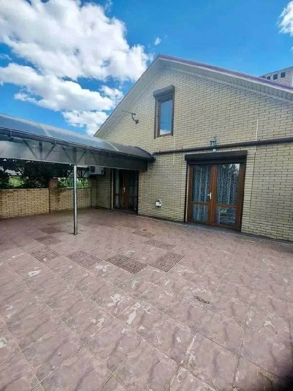 ‼️🏠‼️ продажа шикарного загородного 2-уровневого дома + гостевой дом + сауна/бассейн + гараж в 20 км. от центра 🗺г. донецк днр, с. красное, г. о. докучаевск‼️🏠‼️ ✅продам дом, общей s-306 м2., расположен на земельном участке 45 соток ( участок приватизирован) с ландшафтным дизайном и зоной барбекю ‼️гостевой дом общей s-98 м2 ‼️три гаражных бокса и отдельное помещение с установленной системой подачи воды: 3 накопительных бака. .. >✅отопление и подогрев воды в каждом доме осуществляется газовыми котлами. ✅в случае отсутствия электроэнергия дом получает питание от 40 киловаттного дизельного генератора работающего на полной автоматике. ‼️ ✅три скважины, на участке установлена капельная система полива 🧾документы готовы больше фото по запросу 💴цена : 30🍋000 000 ₽ 📲☎️+79494194208 📨подписаться - фотография - 4