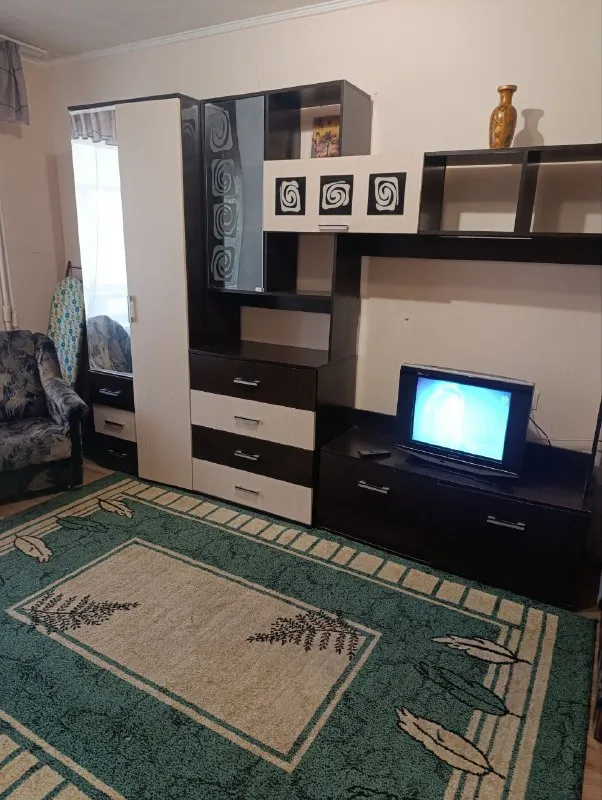 посуточно 1-но комн. квартира 🌇донецк сити донбасс арена📍 ✅с мебелью и бытовой техникой ✅полностью укомплектована 📺кабельное тв, холодильник, машинка автомат, духовой шкаф электрический чайник, микроволновая печь 🛌4 спальных места 💦вода всегда ✅отличное месторасположение дома рядом вся инфраструктура супермаркет банк остановки общественного транспорта 💰цена 3000 ₽ 📲☎️+79494307494 хозяйка подписаться | дать объявление - фотография - 2