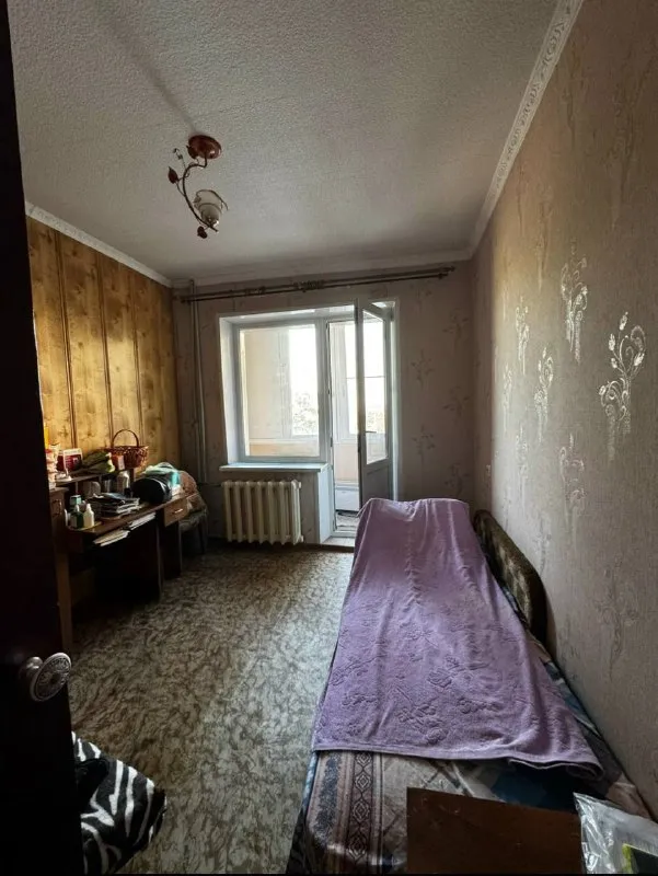 продам 3-х комнатную квартиру 🌇макеевка, мкрн. солнечный📍 особенности объекта: - квартира расположена на 1-м этаже 9-ти этажного дома; - жилое состояние; - 2 балкона, отделаны пластиком; - сухой погреб; - установлены пластиковые окна, пластиковые балконные блоки; - раздельный санузел; - водонагревательный бак на 100 литров; 🎁 остается вся мебель и техника; - наружные стены квартиры утеплены; - металлическая входная дверь; - межкомнатные двери из натурального дерева; - газовый счетчик; - в доме установлен счетчик на отопление; 👍удобное расположение (рядом 2 садика, 2 школы (№5 и лицей №1 с ош №61), красный рынок, тюз, свято-георгиевский собор); - долгов нет; - документы готовы 💰цена 5 300 000 рублей. реальному покупателю - разумный торг. 📲☎️+7914726-89-51 📲☎️+7949421-09-98 подписаться | дать объявление - фотография - 2