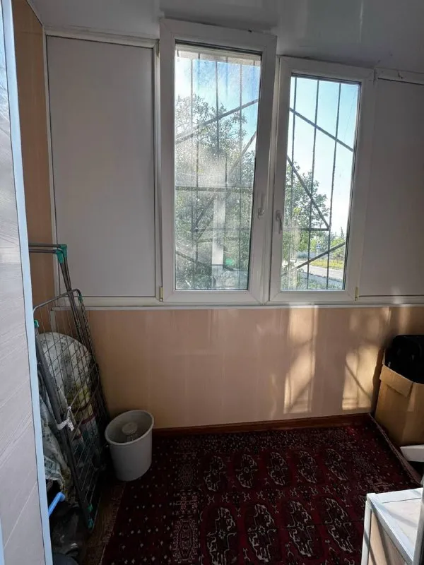 продам 3-х комнатную квартиру 🌇макеевка, мкрн. солнечный📍 особенности объекта: - квартира расположена на 1-м этаже 9-ти этажного дома; - жилое состояние; - 2 балкона, отделаны пластиком; - сухой погреб; - установлены пластиковые окна, пластиковые балконные блоки; - раздельный санузел; - водонагревательный бак на 100 литров; 🎁 остается вся мебель и техника; - наружные стены квартиры утеплены; - металлическая входная дверь; - межкомнатные двери из натурального дерева; - газовый счетчик; - в доме установлен счетчик на отопление; 👍удобное расположение (рядом 2 садика, 2 школы (№5 и лицей №1 с ош №61), красный рынок, тюз, свято-георгиевский собор); - долгов нет; - документы готовы 💰цена 5 300 000 рублей. реальному покупателю - разумный торг. 📲☎️+7914726-89-51 📲☎️+7949421-09-98 подписаться | дать объявление - фотография - 3