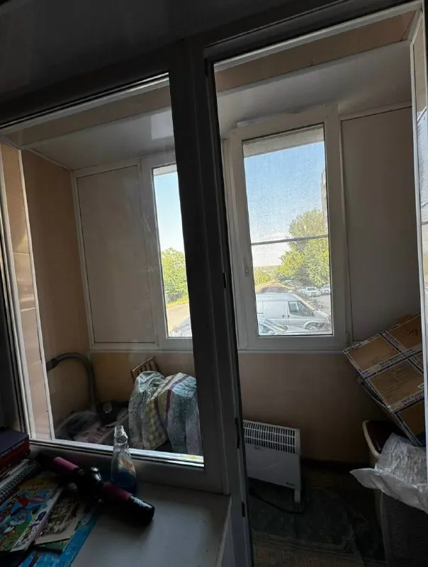 продам 3-х комнатную квартиру 🌇макеевка, мкрн. солнечный📍 особенности объекта: - квартира расположена на 1-м этаже 9-ти этажного дома; - жилое состояние; - 2 балкона, отделаны пластиком; - сухой погреб; - установлены пластиковые окна, пластиковые балконные блоки; - раздельный санузел; - водонагревательный бак на 100 литров; 🎁 остается вся мебель и техника; - наружные стены квартиры утеплены; - металлическая входная дверь; - межкомнатные двери из натурального дерева; - газовый счетчик; - в доме установлен счетчик на отопление; 👍удобное расположение (рядом 2 садика, 2 школы (№5 и лицей №1 с ош №61), красный рынок, тюз, свято-георгиевский собор); - долгов нет; - документы готовы 💰цена 5 300 000 рублей. реальному покупателю - разумный торг. 📲☎️+7914726-89-51 📲☎️+7949421-09-98 подписаться | дать объявление - фотография - 4