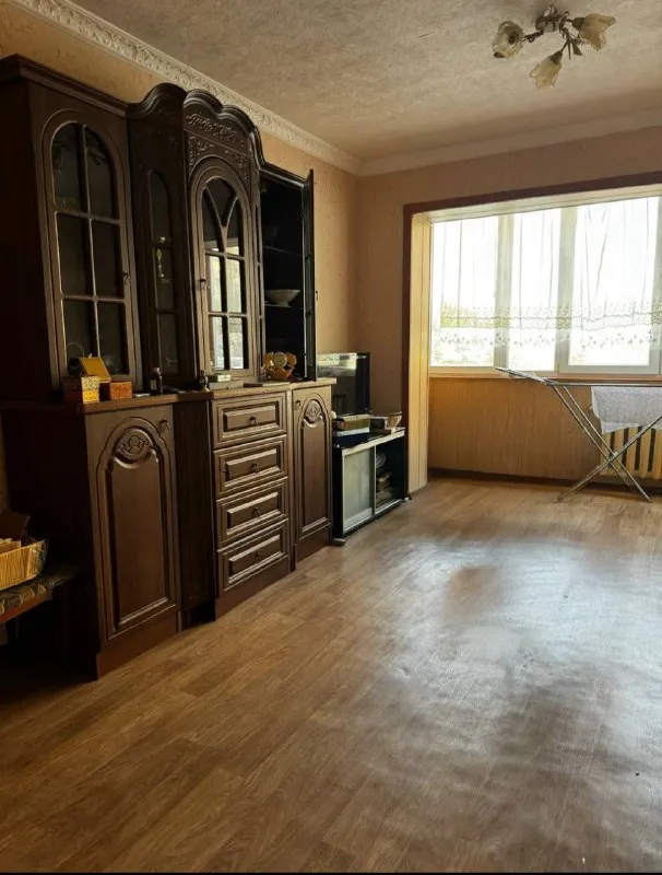 продам 3-х комнатную квартиру 🌇макеевка, мкрн. солнечный📍 особенности объекта: - квартира расположена на 1-м этаже 9-ти этажного дома; - жилое состояние; - 2 балкона, отделаны пластиком; - сухой погреб; - установлены пластиковые окна, пластиковые балконные блоки; - раздельный санузел; - водонагревательный бак на 100 литров; 🎁 остается вся мебель и техника; - наружные стены квартиры утеплены; - металлическая входная дверь; - межкомнатные двери из натурального дерева; - газовый счетчик; - в доме установлен счетчик на отопление; 👍удобное расположение (рядом 2 садика, 2 школы (№5 и лицей №1 с ош №61), красный рынок, тюз, свято-георгиевский собор); - долгов нет; - документы готовы 💰цена 5 300 000 рублей. реальному покупателю - разумный торг. 📲☎️+7914726-89-51 📲☎️+7949421-09-98 подписаться | дать объявление - фотография - 5