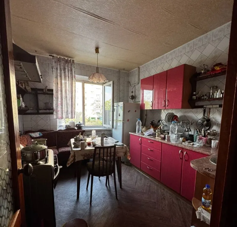 продам 3-х комнатную квартиру 🌇макеевка, мкрн. солнечный📍 особенности объекта: - квартира расположена на 1-м этаже 9-ти этажного дома; - жилое состояние; - 2 балкона, отделаны пластиком; - сухой погреб; - установлены пластиковые окна, пластиковые балконные блоки; - раздельный санузел; - водонагревательный бак на 100 литров; 🎁 остается вся мебель и техника; - наружные стены квартиры утеплены; - металлическая входная дверь; - межкомнатные двери из натурального дерева; - газовый счетчик; - в доме установлен счетчик на отопление; 👍удобное расположение (рядом 2 садика, 2 школы (№5 и лицей №1 с ош №61), красный рынок, тюз, свято-георгиевский собор); - долгов нет; - документы готовы 💰цена 5 300 000 рублей. реальному покупателю - разумный торг. 📲☎️+7914726-89-51 📲☎️+7949421-09-98 подписаться | дать объявление - фотография - 6