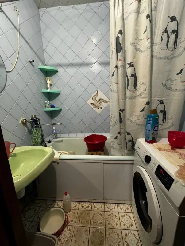 продам 3-х комнатную квартиру 🌇макеевка, мкрн. солнечный📍 особенности объекта: - квартира расположена на 1-м этаже 9-ти этажного дома; - жилое состояние; - 2 балкона, отделаны пластиком; - сухой погреб; - установлены пластиковые окна, пластиковые балконные блоки; - раздельный санузел; - водонагревательный бак на 100 литров; 🎁 остается вся мебель и техника; - наружные стены квартиры утеплены; - металлическая входная дверь; - межкомнатные двери из натурального дерева; - газовый счетчик; - в доме установлен счетчик на отопление; 👍удобное расположение (рядом 2 садика, 2 школы (№5 и лицей №1 с ош №61), красный рынок, тюз, свято-георгиевский собор); - долгов нет; - документы готовы 💰цена 5 300 000 рублей. реальному покупателю - разумный торг. 📲☎️+7914726-89-51 📲☎️+7949421-09-98 подписаться | дать объявление - фотография - 7