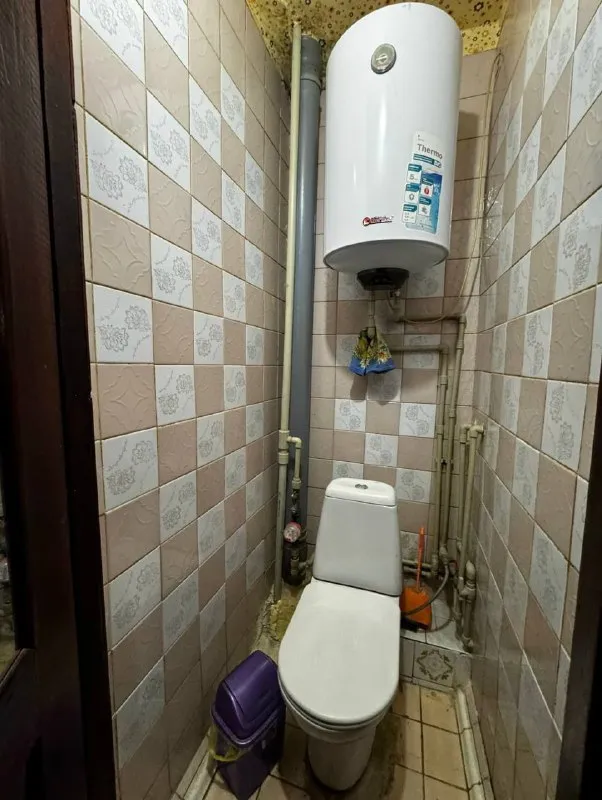 продам 3-х комнатную квартиру 🌇макеевка, мкрн. солнечный📍 особенности объекта: - квартира расположена на 1-м этаже 9-ти этажного дома; - жилое состояние; - 2 балкона, отделаны пластиком; - сухой погреб; - установлены пластиковые окна, пластиковые балконные блоки; - раздельный санузел; - водонагревательный бак на 100 литров; 🎁 остается вся мебель и техника; - наружные стены квартиры утеплены; - металлическая входная дверь; - межкомнатные двери из натурального дерева; - газовый счетчик; - в доме установлен счетчик на отопление; 👍удобное расположение (рядом 2 садика, 2 школы (№5 и лицей №1 с ош №61), красный рынок, тюз, свято-георгиевский собор); - долгов нет; - документы готовы 💰цена 5 300 000 рублей. реальному покупателю - разумный торг. 📲☎️+7914726-89-51 📲☎️+7949421-09-98 подписаться | дать объявление - фотография - 8