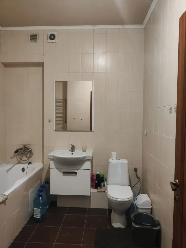 ‼️продажа квартиры‼️ 🏡продам ком. квартиру 🗺г. донецк днр ворошиловский р-н. ул. университетская пр-кт мира ✅этажность–5/5 жилого дома ✅общая площадь–53,5 м2 ✅жилая–31 м2 ✅кухня–10 м2 ✅высота потолков 3 метра сталинка, комнаты смежные, крыша перекрыта ✅рядом большая транспортная развязка в любую часть города, парк кованных фигур, бульвар пушкина, больница ✅состояние жилое 🧾документы готовы 🔥собственник 💴цена: 6🍋500.000 руб ☎️тел: +7(949) 346-45-42 📨подписаться - фотография - 6