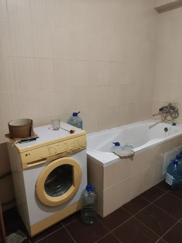 ‼️продажа квартиры‼️ 🏡продам ком. квартиру 🗺г. донецк днр ворошиловский р-н. ул. университетская пр-кт мира ✅этажность–5/5 жилого дома ✅общая площадь–53,5 м2 ✅жилая–31 м2 ✅кухня–10 м2 ✅высота потолков 3 метра сталинка, комнаты смежные, крыша перекрыта ✅рядом большая транспортная развязка в любую часть города, парк кованных фигур, бульвар пушкина, больница ✅состояние жилое 🧾документы готовы 🔥собственник 💴цена: 6🍋500.000 руб ☎️тел: +7(949) 346-45-42 📨подписаться - фотография - 7