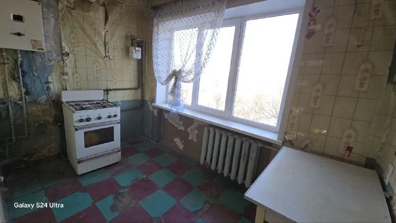 продаю 3х комнатную квартиру  🌇г. донецк, ул. куйбышева, д.165,на топазе📍 ✅пластиковые окна по всей квартире и застеклённый балкон! ✅во дворе дома, школа и десткий сад, есть парковочные места и детская площадка! рядом с домом остановка, магазина и т. д. ❗️квартира требует вложений, все родное, фото соответствует! ✅5й этаж в 5ти этажном доме! 📑документы полностью готовы к сделке, собственник в городе, долгов, прописанных нет! 💰цена: 2.8 млн. руб. 📲☎️+7949 451 3060 или пишите в телеграм, александр, топ риелтор днр! подписаться  |  дать объявление - фотография - 3