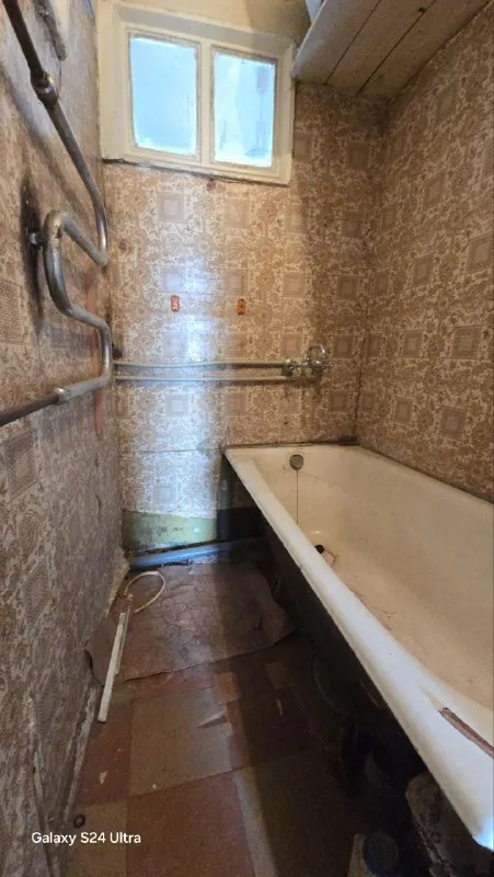 продаю 3х комнатную квартиру  🌇г. донецк, ул. куйбышева, д.165,на топазе📍 ✅пластиковые окна по всей квартире и застеклённый балкон! ✅во дворе дома, школа и десткий сад, есть парковочные места и детская площадка! рядом с домом остановка, магазина и т. д. ❗️квартира требует вложений, все родное, фото соответствует! ✅5й этаж в 5ти этажном доме! 📑документы полностью готовы к сделке, собственник в городе, долгов, прописанных нет! 💰цена: 2.8 млн. руб. 📲☎️+7949 451 3060 или пишите в телеграм, александр, топ риелтор днр! подписаться  |  дать объявление - фотография - 4