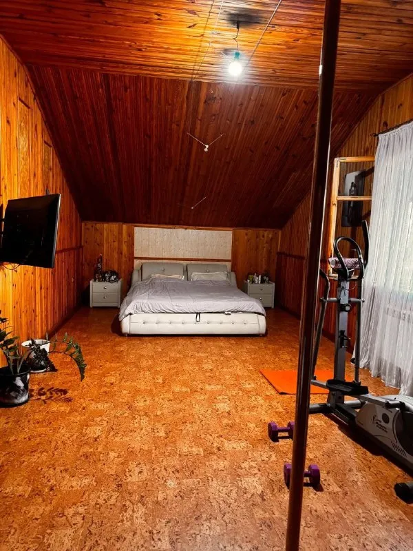 ‼️продажа дома‼️ 🏡продажа жилого дома пролетарский район🗺г. донецк днр ул. коцюбинского, в 5 мин до объездной и 20 мин. до центра, дорога асфальтирована 🏡продам двухуровневый дом 2012 года постройки; - дом возведён из ракушечника; - общая площадь - 200 м2.; - 12/100 приватизированного земельного участка; - 1 этаж - спальня (16 кв. м. ), кухня (20 кв. м. ), огромная гостиная, большой холл и санузел; - 2 этаж - первая спальня (27 кв. м. ), вторая спальня (36 кв. м. ), санузел, гардеробная, бойлерная; - двор обложен фэм-плиткой; - на территории двора: большой гараж на две машины, большая беседка, летний душ, уборная, вольер, хоз. постройки; - накопительный бак; - канализация - 2 септика; - отопление - современный твердотопливный котёл, с электронной системой управления; - чистый воздух, в 800 м. три водоёма - пляж, рыбалка, тихое и спокойное место; - рядом магазин, школа (детей забирает и привозит школьный автобус); - зимой дороги чистятся всегда (рядом предприятие с сельхозтехникой); 🧾документы рф готовы к сделке 🔥собственник 💴цена: 10🍋500.000 рублей ☎️+7(949) 358-29-78 ☎️+7(949) 348-55-42 недвижимость днр - фотография - 10