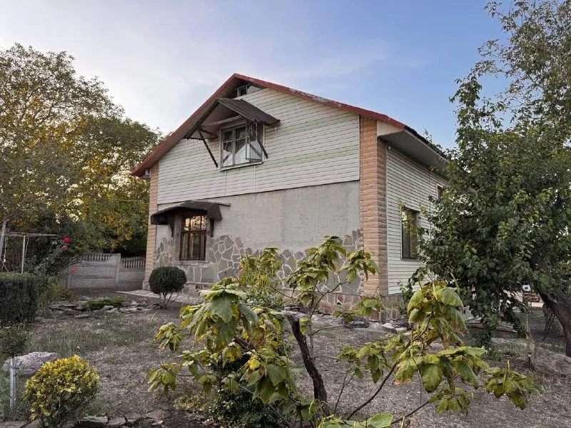 ‼️продажа дома‼️ 🏡продажа жилого дома пролетарский район🗺г. донецк днр ул. коцюбинского, в 5 мин до объездной и 20 мин. до центра, дорога асфальтирована 🏡продам двухуровневый дом 2012 года постройки; - дом возведён из ракушечника; - общая площадь - 200 м2.; - 12/100 приватизированного земельного участка; - 1 этаж - спальня (16 кв. м. ), кухня (20 кв. м. ), огромная гостиная, большой холл и санузел; - 2 этаж - первая спальня (27 кв. м. ), вторая спальня (36 кв. м. ), санузел, гардеробная, бойлерная; - двор обложен фэм-плиткой; - на территории двора: большой гараж на две машины, большая беседка, летний душ, уборная, вольер, хоз. постройки; - накопительный бак; - канализация - 2 септика; - отопление - современный твердотопливный котёл, с электронной системой управления; - чистый воздух, в 800 м. три водоёма - пляж, рыбалка, тихое и спокойное место; - рядом магазин, школа (детей забирает и привозит школьный автобус); - зимой дороги чистятся всегда (рядом предприятие с сельхозтехникой); 🧾документы рф готовы к сделке 🔥собственник 💴цена: 10🍋500.000 рублей ☎️+7(949) 358-29-78 ☎️+7(949) 348-55-42 недвижимость днр - фотография - 2