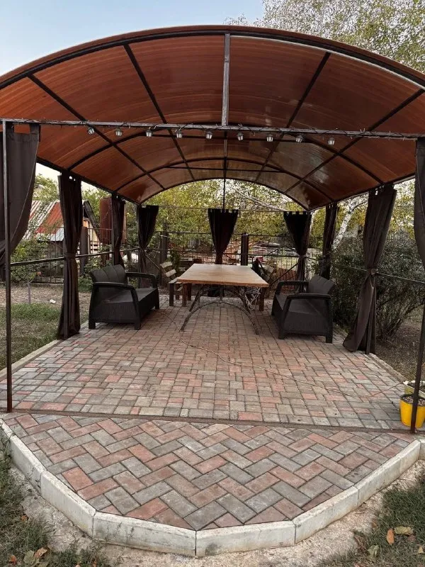 ‼️продажа дома‼️ 🏡продажа жилого дома пролетарский район🗺г. донецк днр ул. коцюбинского, в 5 мин до объездной и 20 мин. до центра, дорога асфальтирована 🏡продам двухуровневый дом 2012 года постройки; - дом возведён из ракушечника; - общая площадь - 200 м2.; - 12/100 приватизированного земельного участка; - 1 этаж - спальня (16 кв. м. ), кухня (20 кв. м. ), огромная гостиная, большой холл и санузел; - 2 этаж - первая спальня (27 кв. м. ), вторая спальня (36 кв. м. ), санузел, гардеробная, бойлерная; - двор обложен фэм-плиткой; - на территории двора: большой гараж на две машины, большая беседка, летний душ, уборная, вольер, хоз. постройки; - накопительный бак; - канализация - 2 септика; - отопление - современный твердотопливный котёл, с электронной системой управления; - чистый воздух, в 800 м. три водоёма - пляж, рыбалка, тихое и спокойное место; - рядом магазин, школа (детей забирает и привозит школьный автобус); - зимой дороги чистятся всегда (рядом предприятие с сельхозтехникой); 🧾документы рф готовы к сделке 🔥собственник 💴цена: 10🍋500.000 рублей ☎️+7(949) 358-29-78 ☎️+7(949) 348-55-42 недвижимость днр - фотография - 3