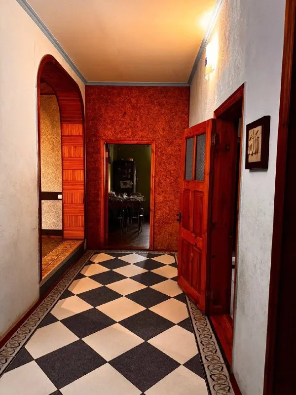 ‼️продажа дома‼️ 🏡продажа жилого дома пролетарский район🗺г. донецк днр ул. коцюбинского, в 5 мин до объездной и 20 мин. до центра, дорога асфальтирована 🏡продам двухуровневый дом 2012 года постройки; - дом возведён из ракушечника; - общая площадь - 200 м2.; - 12/100 приватизированного земельного участка; - 1 этаж - спальня (16 кв. м. ), кухня (20 кв. м. ), огромная гостиная, большой холл и санузел; - 2 этаж - первая спальня (27 кв. м. ), вторая спальня (36 кв. м. ), санузел, гардеробная, бойлерная; - двор обложен фэм-плиткой; - на территории двора: большой гараж на две машины, большая беседка, летний душ, уборная, вольер, хоз. постройки; - накопительный бак; - канализация - 2 септика; - отопление - современный твердотопливный котёл, с электронной системой управления; - чистый воздух, в 800 м. три водоёма - пляж, рыбалка, тихое и спокойное место; - рядом магазин, школа (детей забирает и привозит школьный автобус); - зимой дороги чистятся всегда (рядом предприятие с сельхозтехникой); 🧾документы рф готовы к сделке 🔥собственник 💴цена: 10🍋500.000 рублей ☎️+7(949) 358-29-78 ☎️+7(949) 348-55-42 недвижимость днр - фотография - 4