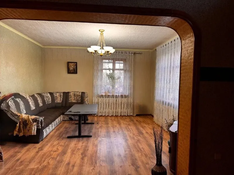 ‼️продажа дома‼️ 🏡продажа жилого дома пролетарский район🗺г. донецк днр ул. коцюбинского, в 5 мин до объездной и 20 мин. до центра, дорога асфальтирована 🏡продам двухуровневый дом 2012 года постройки; - дом возведён из ракушечника; - общая площадь - 200 м2.; - 12/100 приватизированного земельного участка; - 1 этаж - спальня (16 кв. м. ), кухня (20 кв. м. ), огромная гостиная, большой холл и санузел; - 2 этаж - первая спальня (27 кв. м. ), вторая спальня (36 кв. м. ), санузел, гардеробная, бойлерная; - двор обложен фэм-плиткой; - на территории двора: большой гараж на две машины, большая беседка, летний душ, уборная, вольер, хоз. постройки; - накопительный бак; - канализация - 2 септика; - отопление - современный твердотопливный котёл, с электронной системой управления; - чистый воздух, в 800 м. три водоёма - пляж, рыбалка, тихое и спокойное место; - рядом магазин, школа (детей забирает и привозит школьный автобус); - зимой дороги чистятся всегда (рядом предприятие с сельхозтехникой); 🧾документы рф готовы к сделке 🔥собственник 💴цена: 10🍋500.000 рублей ☎️+7(949) 358-29-78 ☎️+7(949) 348-55-42 недвижимость днр - фотография - 5