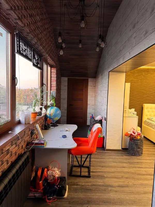 ‼️продажа дома‼️ 🏡продажа жилого дома пролетарский район🗺г. донецк днр ул. коцюбинского, в 5 мин до объездной и 20 мин. до центра, дорога асфальтирована 🏡продам двухуровневый дом 2012 года постройки; - дом возведён из ракушечника; - общая площадь - 200 м2.; - 12/100 приватизированного земельного участка; - 1 этаж - спальня (16 кв. м. ), кухня (20 кв. м. ), огромная гостиная, большой холл и санузел; - 2 этаж - первая спальня (27 кв. м. ), вторая спальня (36 кв. м. ), санузел, гардеробная, бойлерная; - двор обложен фэм-плиткой; - на территории двора: большой гараж на две машины, большая беседка, летний душ, уборная, вольер, хоз. постройки; - накопительный бак; - канализация - 2 септика; - отопление - современный твердотопливный котёл, с электронной системой управления; - чистый воздух, в 800 м. три водоёма - пляж, рыбалка, тихое и спокойное место; - рядом магазин, школа (детей забирает и привозит школьный автобус); - зимой дороги чистятся всегда (рядом предприятие с сельхозтехникой); 🧾документы рф готовы к сделке 🔥собственник 💴цена: 10🍋500.000 рублей ☎️+7(949) 358-29-78 ☎️+7(949) 348-55-42 недвижимость днр - фотография - 6