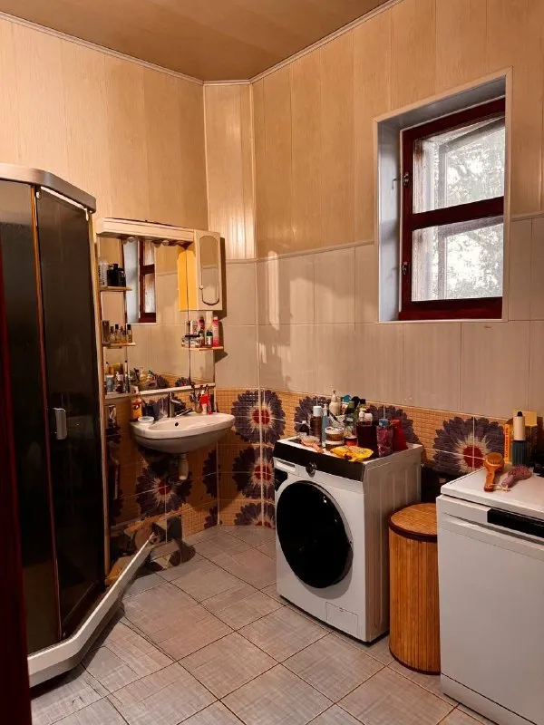 ‼️продажа дома‼️ 🏡продажа жилого дома пролетарский район🗺г. донецк днр ул. коцюбинского, в 5 мин до объездной и 20 мин. до центра, дорога асфальтирована 🏡продам двухуровневый дом 2012 года постройки; - дом возведён из ракушечника; - общая площадь - 200 м2.; - 12/100 приватизированного земельного участка; - 1 этаж - спальня (16 кв. м. ), кухня (20 кв. м. ), огромная гостиная, большой холл и санузел; - 2 этаж - первая спальня (27 кв. м. ), вторая спальня (36 кв. м. ), санузел, гардеробная, бойлерная; - двор обложен фэм-плиткой; - на территории двора: большой гараж на две машины, большая беседка, летний душ, уборная, вольер, хоз. постройки; - накопительный бак; - канализация - 2 септика; - отопление - современный твердотопливный котёл, с электронной системой управления; - чистый воздух, в 800 м. три водоёма - пляж, рыбалка, тихое и спокойное место; - рядом магазин, школа (детей забирает и привозит школьный автобус); - зимой дороги чистятся всегда (рядом предприятие с сельхозтехникой); 🧾документы рф готовы к сделке 🔥собственник 💴цена: 10🍋500.000 рублей ☎️+7(949) 358-29-78 ☎️+7(949) 348-55-42 недвижимость днр - фотография - 8