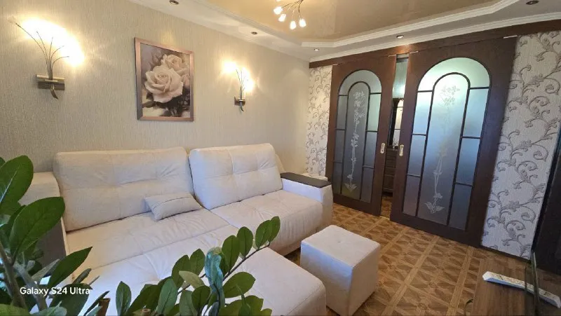 продам трехкомнатную квартиру 🌇донецк, ул. петровского, 126а (центр текстильщика, ориентиры: пту №22, налоговая, автомойка "леманс"). 📍 ✅друзья, если вы ищете квартиру с дорогим и качественным ремонтом — это именно то, что вам нужно! ✨ свежий ремонт 2022 года с использованием премиальных материалов: ✔ натуральный мрамор в санузле ✔ деревянные окна (столярка) ✔ межкомнатные двери из массива ✔ натяжные потолки ✔ кафель на кухне. .. >новый холодильник, кондиционер посудомоечная машина качественная мебель (почти вся остаётся!). 🏙 развитая инфраструктура! рядом с домом: ✔ остановка, магазины, аптека автомойка, рынок, детский сад, школа 💰 цена: 7 млн руб. + торг! 📲☎️+7949 451 3060 (александр, топ-риелтор днр) 📩 telegram — если не дозвонились из-за связи. подписаться | дать объявление - фотография - 3