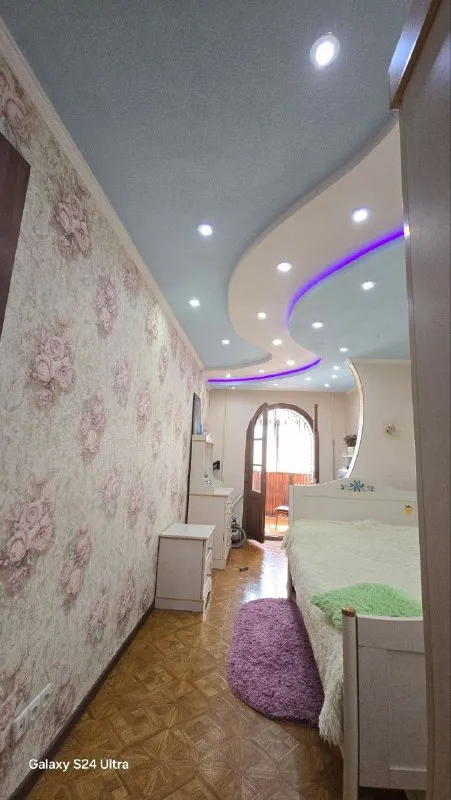 продам трехкомнатную квартиру 🌇донецк, ул. петровского, 126а (центр текстильщика, ориентиры: пту №22, налоговая, автомойка "леманс"). 📍 ✅друзья, если вы ищете квартиру с дорогим и качественным ремонтом — это именно то, что вам нужно! ✨ свежий ремонт 2022 года с использованием премиальных материалов: ✔ натуральный мрамор в санузле ✔ деревянные окна (столярка) ✔ межкомнатные двери из массива ✔ натяжные потолки ✔ кафель на кухне. .. >новый холодильник, кондиционер посудомоечная машина качественная мебель (почти вся остаётся!). 🏙 развитая инфраструктура! рядом с домом: ✔ остановка, магазины, аптека автомойка, рынок, детский сад, школа 💰 цена: 7 млн руб. + торг! 📲☎️+7949 451 3060 (александр, топ-риелтор днр) 📩 telegram — если не дозвонились из-за связи. подписаться | дать объявление - фотография - 5