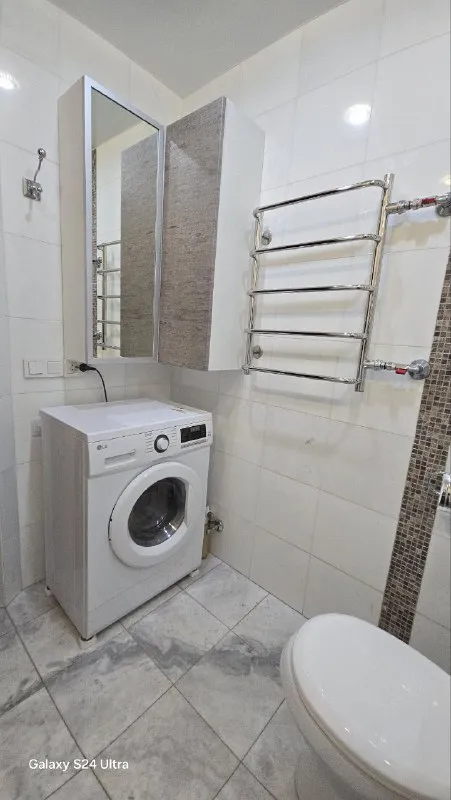 продам трехкомнатную квартиру 🌇донецк, ул. петровского, 126а (центр текстильщика, ориентиры: пту №22, налоговая, автомойка "леманс"). 📍 ✅друзья, если вы ищете квартиру с дорогим и качественным ремонтом — это именно то, что вам нужно! ✨ свежий ремонт 2022 года с использованием премиальных материалов: ✔ натуральный мрамор в санузле ✔ деревянные окна (столярка) ✔ межкомнатные двери из массива ✔ натяжные потолки ✔ кафель на кухне. .. >новый холодильник, кондиционер посудомоечная машина качественная мебель (почти вся остаётся!). 🏙 развитая инфраструктура! рядом с домом: ✔ остановка, магазины, аптека автомойка, рынок, детский сад, школа 💰 цена: 7 млн руб. + торг! 📲☎️+7949 451 3060 (александр, топ-риелтор днр) 📩 telegram — если не дозвонились из-за связи. подписаться | дать объявление - фотография - 7