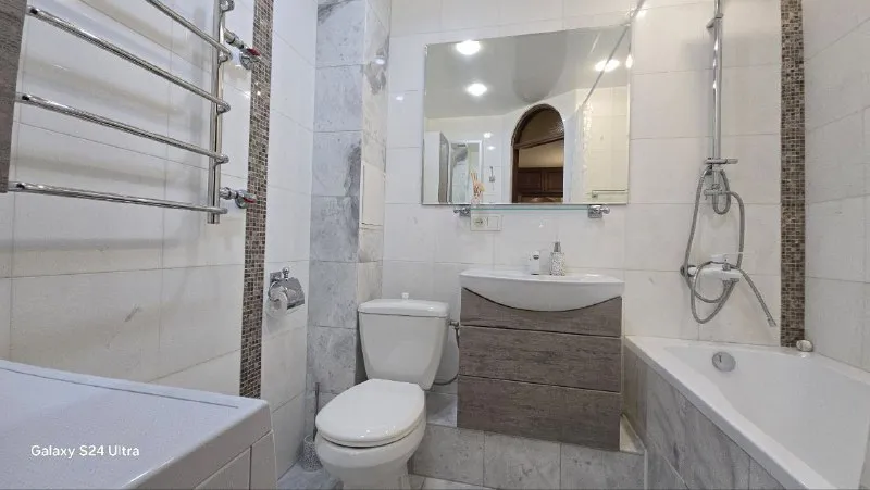 продам трехкомнатную квартиру 🌇донецк, ул. петровского, 126а (центр текстильщика, ориентиры: пту №22, налоговая, автомойка "леманс"). 📍 ✅друзья, если вы ищете квартиру с дорогим и качественным ремонтом — это именно то, что вам нужно! ✨ свежий ремонт 2022 года с использованием премиальных материалов: ✔ натуральный мрамор в санузле ✔ деревянные окна (столярка) ✔ межкомнатные двери из массива ✔ натяжные потолки ✔ кафель на кухне. .. >новый холодильник, кондиционер посудомоечная машина качественная мебель (почти вся остаётся!). 🏙 развитая инфраструктура! рядом с домом: ✔ остановка, магазины, аптека автомойка, рынок, детский сад, школа 💰 цена: 7 млн руб. + торг! 📲☎️+7949 451 3060 (александр, топ-риелтор днр) 📩 telegram — если не дозвонились из-за связи. подписаться | дать объявление - фотография - 8