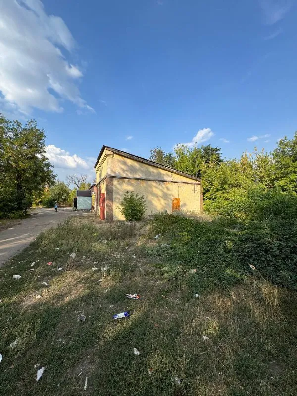 продам отдельно стоящее нежилое здание под бизнес 🌇город макеевка, червоногвардейский район📍 ✅общая площадь 69кв. м. ✅стены - шлакоблок, фундамент и цоколь - бутовый камень. ✅3 сотки земли. хорошее месторасположение : рядом трасса, развитая инфраструктура. 💰цена : 7 000 000 ₽ торг ☎️+79493418412 лилия ан терем подписаться | дать объявление - фотография - 2