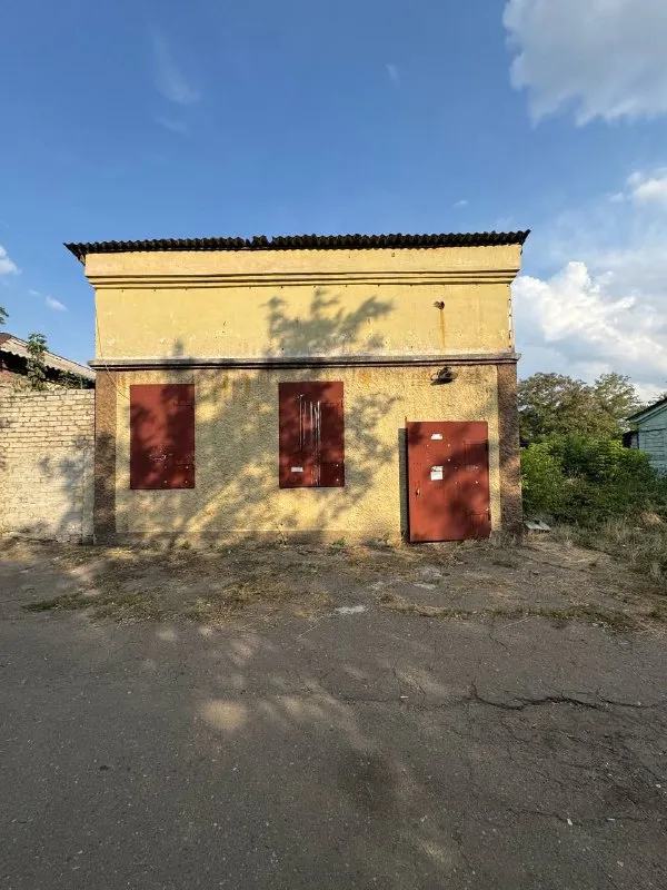 продам отдельно стоящее нежилое здание под бизнес 🌇город макеевка, червоногвардейский район📍 ✅общая площадь 69кв. м. ✅стены - шлакоблок, фундамент и цоколь - бутовый камень. ✅3 сотки земли. хорошее месторасположение : рядом трасса, развитая инфраструктура. 💰цена : 7 000 000 ₽ торг ☎️+79493418412 лилия ан терем подписаться | дать объявление - фотография - 3