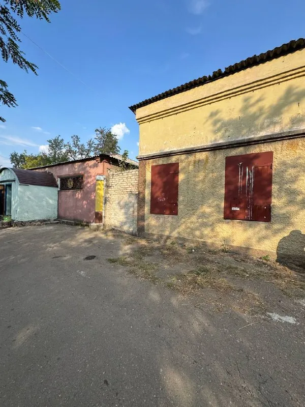 продам отдельно стоящее нежилое здание под бизнес 🌇город макеевка, червоногвардейский район📍 ✅общая площадь 69кв. м. ✅стены - шлакоблок, фундамент и цоколь - бутовый камень. ✅3 сотки земли. хорошее месторасположение : рядом трасса, развитая инфраструктура. 💰цена : 7 000 000 ₽ торг ☎️+79493418412 лилия ан терем подписаться | дать объявление - фотография - 4