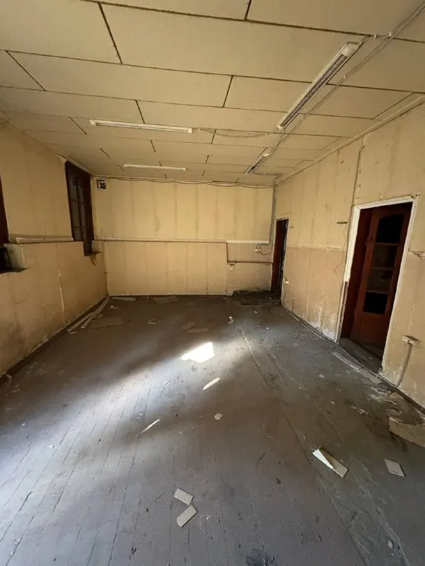 продам отдельно стоящее нежилое здание под бизнес 🌇город макеевка, червоногвардейский район📍 ✅общая площадь 69кв. м. ✅стены - шлакоблок, фундамент и цоколь - бутовый камень. ✅3 сотки земли. хорошее месторасположение : рядом трасса, развитая инфраструктура. 💰цена : 7 000 000 ₽ торг ☎️+79493418412 лилия ан терем подписаться | дать объявление - фотография - 5