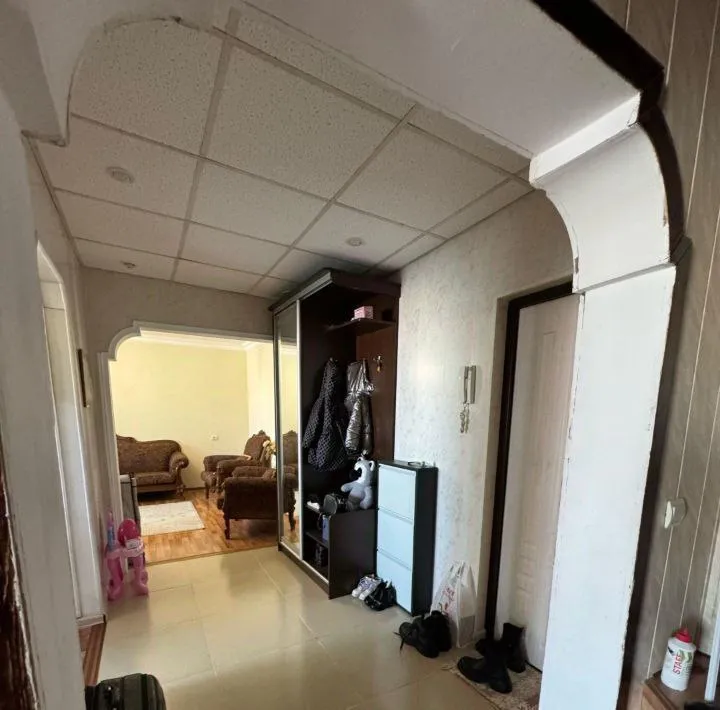 сдается 3-комнатная квартира 🌇донецк, в кировском районе по ул. кирова. 📍 ✅хорошая транспортная развязка, рядом остановки общественного транспорта, школа, магазины, аптеки. ✅окна выходят во двор. ✅в квартире есть вся необходимая мебель и техника для проживания. ✅сделан ремонт. ✅есть кондиционер, микроволновая печь, холодильник, стиральная машина, телевизор, диван 💦вода подается круглосуточно, установлен бойлер. интернет проведен. 💰цена 27000 ₽ (к/у входят в стоимость) 📲☎️+79494544871 подписаться | дать объявление - фотография - 3