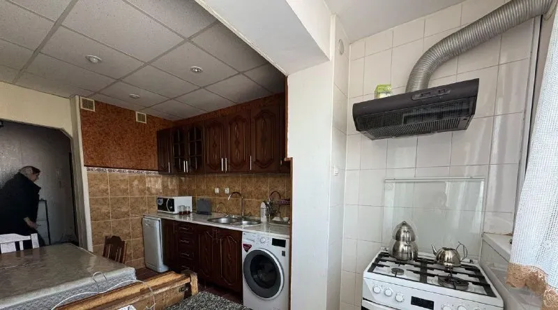 сдается 3-комнатная квартира 🌇донецк, в кировском районе по ул. кирова. 📍 ✅хорошая транспортная развязка, рядом остановки общественного транспорта, школа, магазины, аптеки. ✅окна выходят во двор. ✅в квартире есть вся необходимая мебель и техника для проживания. ✅сделан ремонт. ✅есть кондиционер, микроволновая печь, холодильник, стиральная машина, телевизор, диван 💦вода подается круглосуточно, установлен бойлер. интернет проведен. 💰цена 27000 ₽ (к/у входят в стоимость) 📲☎️+79494544871 подписаться | дать объявление - фотография - 6