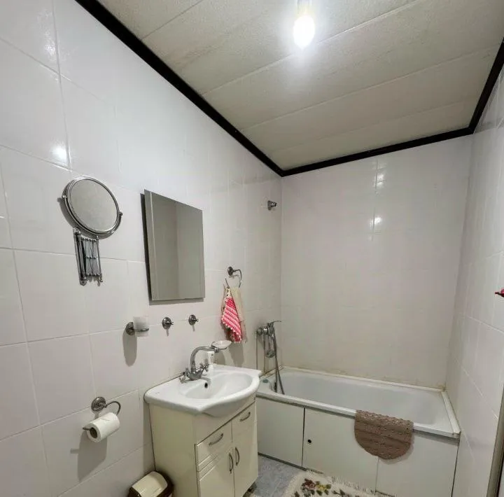 сдается 3-комнатная квартира 🌇донецк, в кировском районе по ул. кирова. 📍 ✅хорошая транспортная развязка, рядом остановки общественного транспорта, школа, магазины, аптеки. ✅окна выходят во двор. ✅в квартире есть вся необходимая мебель и техника для проживания. ✅сделан ремонт. ✅есть кондиционер, микроволновая печь, холодильник, стиральная машина, телевизор, диван 💦вода подается круглосуточно, установлен бойлер. интернет проведен. 💰цена 27000 ₽ (к/у входят в стоимость) 📲☎️+79494544871 подписаться | дать объявление - фотография - 7