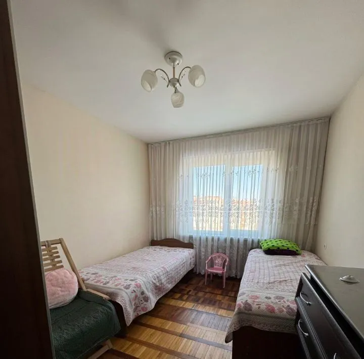 сдается 3-комнатная квартира на длительный срок в кировском районе по ул. кирова. хорошая транспортная развязка, рядом остановки общественного транспорта, школа, магазины, аптеки. окна выходят во двор. в квартире есть вся необходимая мебель и техника для проживания. сделан ремонт. все готово для проживания - заселяйся и живи. есть кондиционер, микроволновая печь, холодильник, стиральная машина, телевизор, диван, двуспальная кровать и многое другое. вода подается круглосуточно, установлен бойлер. интернет проведен. цена аренды 27000р. (к/у входят в стоимость) тел: +79494544871 - фотография - 3