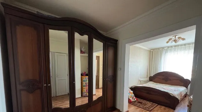 сдается 3-комнатная квартира на длительный срок в кировском районе по ул. кирова. хорошая транспортная развязка, рядом остановки общественного транспорта, школа, магазины, аптеки. окна выходят во двор. в квартире есть вся необходимая мебель и техника для проживания. сделан ремонт. все готово для проживания - заселяйся и живи. есть кондиционер, микроволновая печь, холодильник, стиральная машина, телевизор, диван, двуспальная кровать и многое другое. вода подается круглосуточно, установлен бойлер. интернет проведен. цена аренды 27000р. (к/у входят в стоимость) тел: +79494544871 - фотография - 4