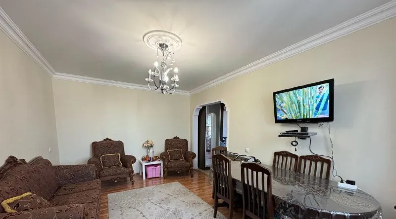 сдается 3-комнатная квартира на длительный срок в кировском районе по ул. кирова. хорошая транспортная развязка, рядом остановки общественного транспорта, школа, магазины, аптеки. окна выходят во двор. в квартире есть вся необходимая мебель и техника для проживания. сделан ремонт. все готово для проживания - заселяйся и живи. есть кондиционер, микроволновая печь, холодильник, стиральная машина, телевизор, диван, двуспальная кровать и многое другое. вода подается круглосуточно, установлен бойлер. интернет проведен. цена аренды 27000р. (к/у входят в стоимость) тел: +79494544871 - фотография - 6