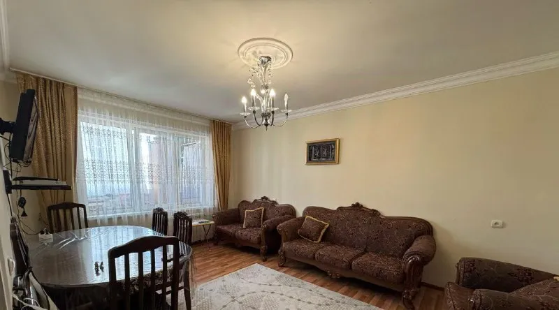 сдается 3-комнатная квартира на длительный срок в кировском районе по ул. кирова. хорошая транспортная развязка, рядом остановки общественного транспорта, школа, магазины, аптеки. окна выходят во двор. в квартире есть вся необходимая мебель и техника для проживания. сделан ремонт. все готово для проживания - заселяйся и живи. есть кондиционер, микроволновая печь, холодильник, стиральная машина, телевизор, диван, двуспальная кровать и многое другое. вода подается круглосуточно, установлен бойлер. интернет проведен. цена аренды 27000р. (к/у входят в стоимость) тел: +79494544871 - фотография - 7