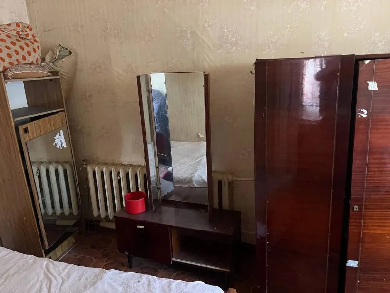 продам 1/2 дома (40/100 доли в доме) 🌇донецк, район куйбышевский улица калинина📍 ❗️собственник 🔹 общая площадь - 50,5 м2 🔹санузел и ванная в доме. 🔹окна деревянные. 🔹канализация: выгребная яма. 🔹во дворе есть небольшой участок под огород.   в доме есть погреб (в кухне). 🔹рядом с домом хорошая транспортная развязка. 🔹как видно на фото-у нас с соседями в общей собственности двор, но окна нашей части дома выходят на наш огород. 🔹так же есть большая летняя кухня, отдельно стоящая от дома. ❗️я собственник, присвоен кадастровый номер, документы готовы к продаже, прописанных нет. 💰цена: договорная 📲☎️ +375 291 745 817 подписаться | дать объявление - фотография - 2