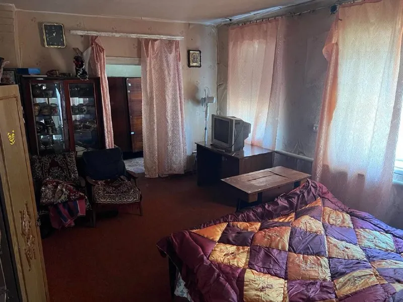 продам 1/2 дома (40/100 доли в доме) 🌇донецк, район куйбышевский улица калинина📍 ❗️собственник 🔹 общая площадь - 50,5 м2 🔹санузел и ванная в доме. 🔹окна деревянные. 🔹канализация: выгребная яма. 🔹во дворе есть небольшой участок под огород.   в доме есть погреб (в кухне). 🔹рядом с домом хорошая транспортная развязка. 🔹как видно на фото-у нас с соседями в общей собственности двор, но окна нашей части дома выходят на наш огород. 🔹так же есть большая летняя кухня, отдельно стоящая от дома. ❗️я собственник, присвоен кадастровый номер, документы готовы к продаже, прописанных нет. 💰цена: договорная 📲☎️ +375 291 745 817 подписаться | дать объявление - фотография - 3